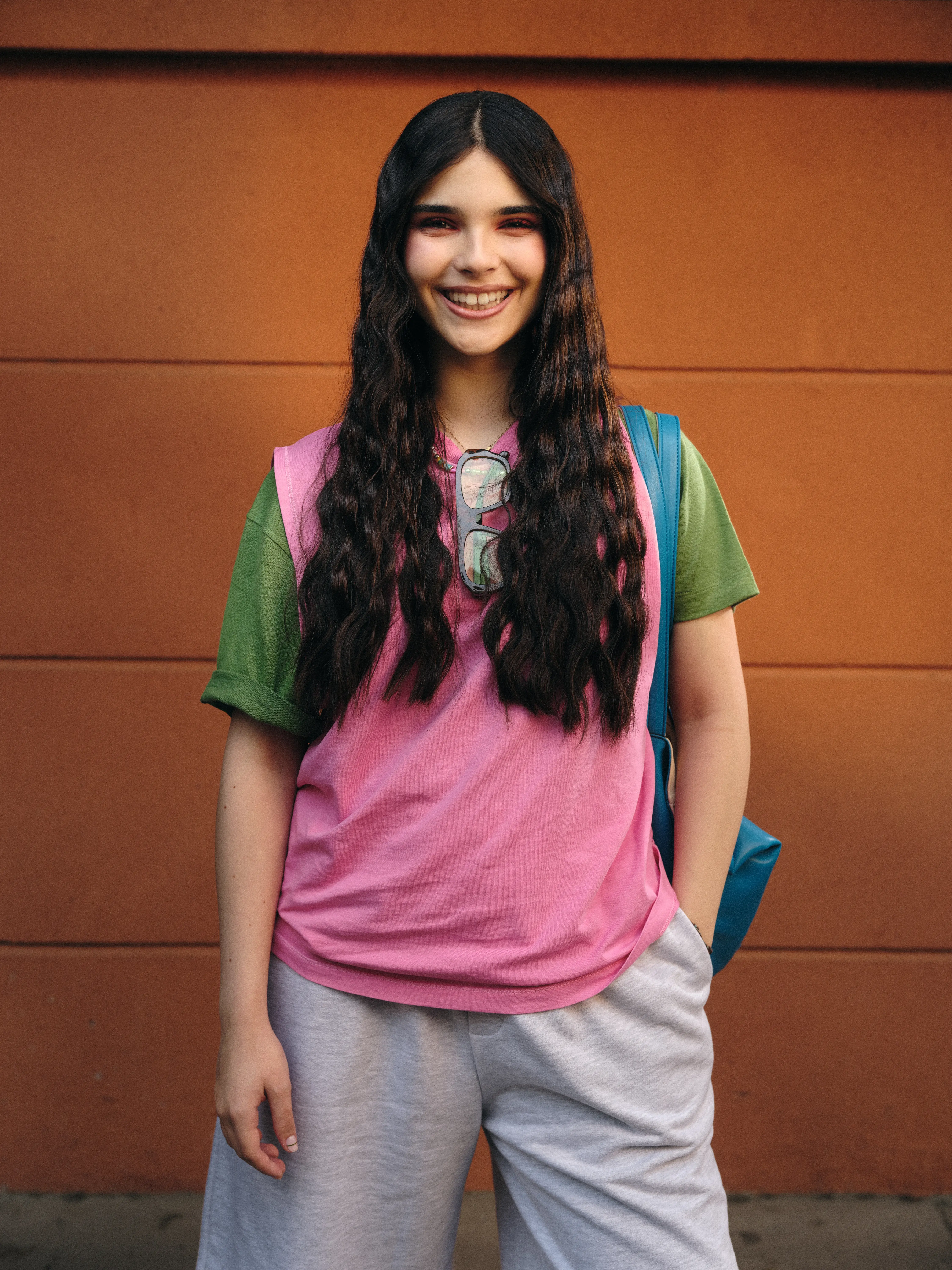 Jovem com sorriso bonito e natural, com alinhadores invisíveis